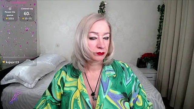 hunters woman online show from May 31, 4:35 pm