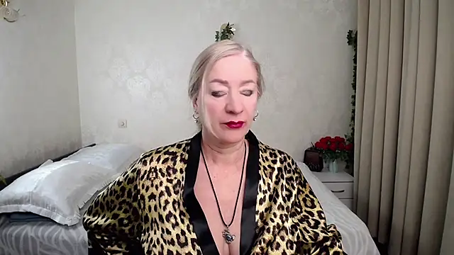 hunters woman online show from February 9, 10:56 pm