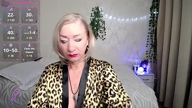 hunters woman online show from December 3, 10:45 pm