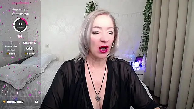 hunters woman online show from December 21, 6:45 pm