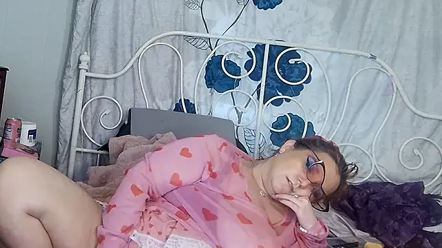 g0lden are0las89 online show from April 18, 6:54 pm