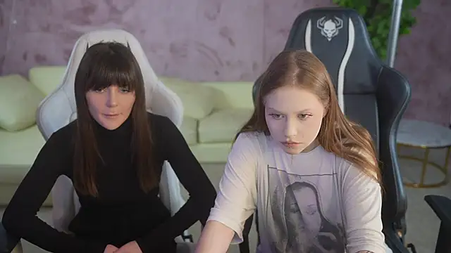 Snapshot of Esmie_Smile chatting on November 1, 3:27 pm Esmie Smile online show from November 1, 3:27 pm