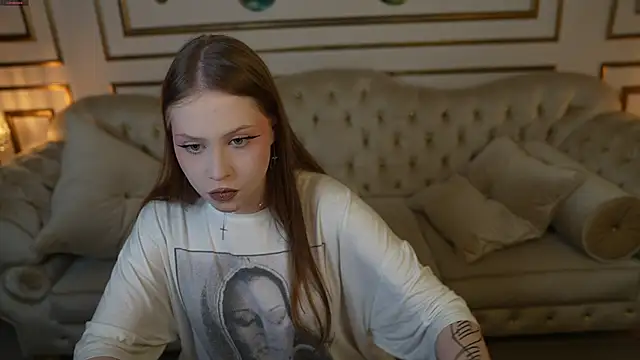 Snapshot of Esmie_Smile chatting on October 9, 6:56 pm Esmie Smile online show from October 9, 6:56 pm