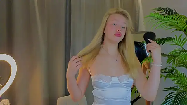 Snapshot of emilyshepar_d chatting on September 22, 1:37 am emilyshepar d online show from September 22, 1:37 am