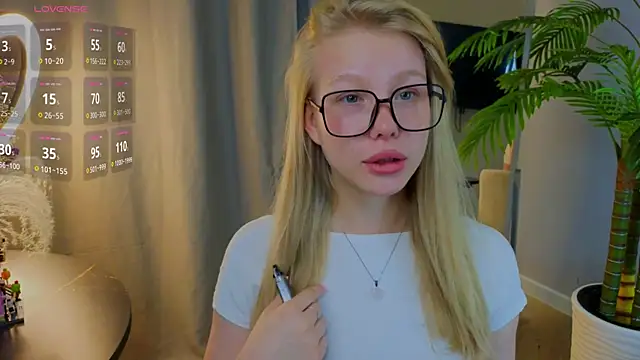 Snapshot of emilyshepar_d chatting on September 24, 2:32 am emilyshepar d online show from September 24, 2:32 am