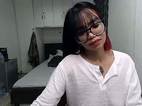 eattmebabyy online show from April 25, 11:24 am