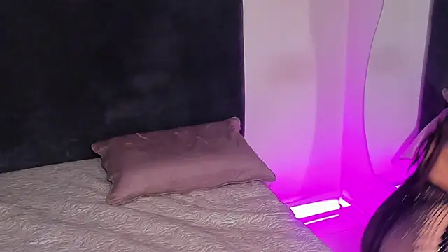 saramikaelson online show from January 5, 10:57 pm