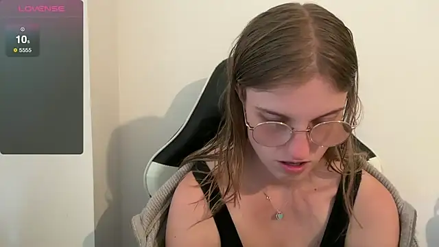 Snapshot of BustyKellyXXX chatting on September 21, 5:33 pm BustyKellyXXX online show from September 21, 5:33 pm