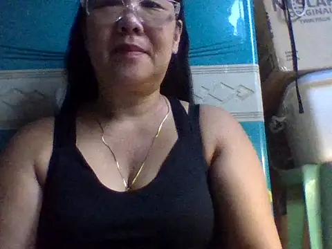 Snapshot of mommasexy29 chatting on October 4, 10:03 pm mommasexy29 online show from October 4, 10:03 pm