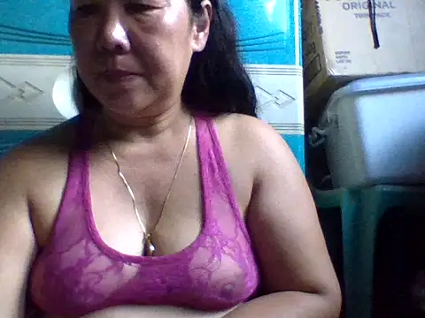 Snapshot of mommasexy29 chatting on October 18, 10:22 pm mommasexy29 online show from October 18, 10:22 pm