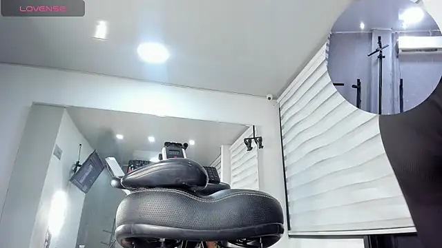 lesly cutee online show from April 15, 3:45 pm