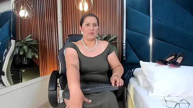 KikaDuque online show from October 26, 8:15 pm