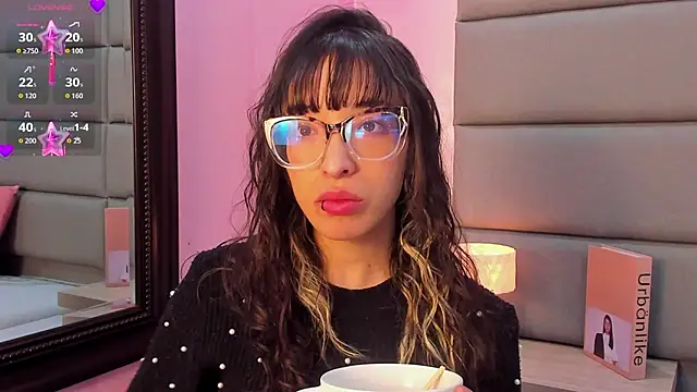 Emilia Bons online show from April 28, 1:48 pm