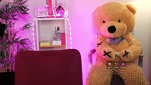 NovaHollisx online show from April 11, 6:30 am