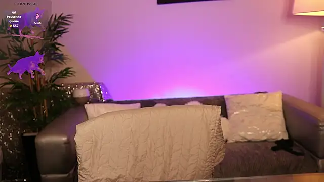 NovaHollisx online show from October 1, 9:25 am