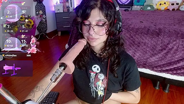 Snapshot of larah_uwu chatting on October 2, 11:54 pm larah uwu online show from October 2, 11:54 pm