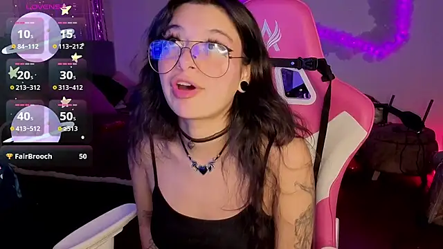 larah uwu online show from February 21, 7:58 pm