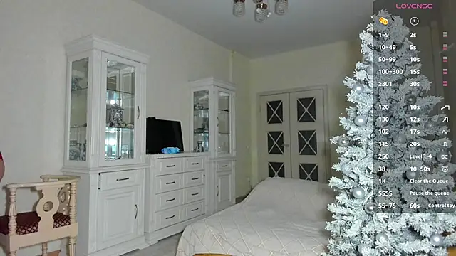 Mary Queeny online show from February 4, 8:45 pm