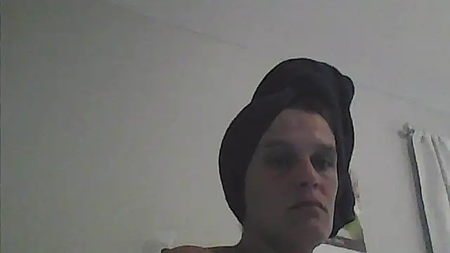 sarahkat86 online show from April 19, 11:40 pm