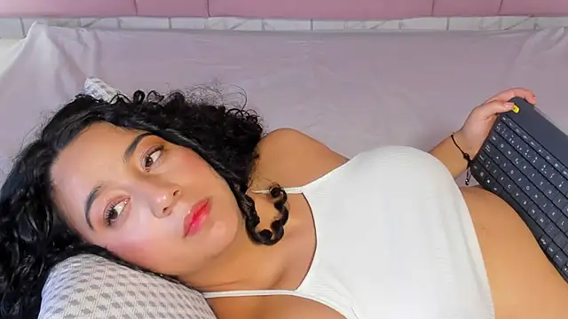 BellaSwwan online show from December 19, 5:05 pm