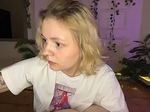 MoonIvy  online show from July 31, 8:21 pm