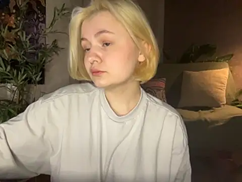 MoonIvy  online show from April 20, 7:17 pm