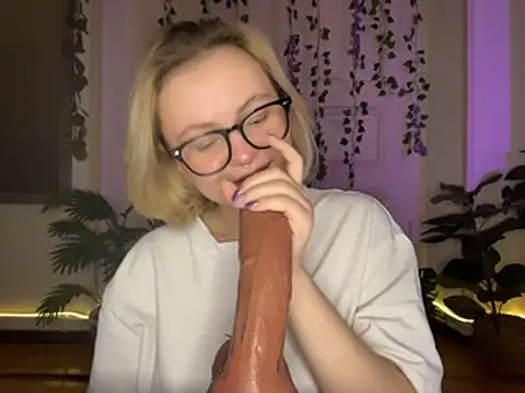 MoonIvy  online show from July 25, 8:38 pm