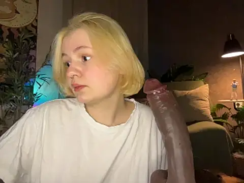 MoonIvy  online show from April 26, 7:22 pm