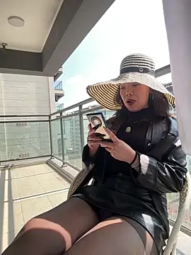 anna yngs online show from March 2, 3:28 am