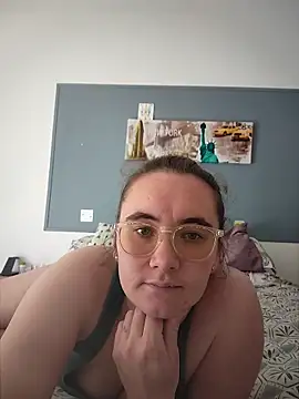 AndHerXO online show from April 25, 3:31 pm