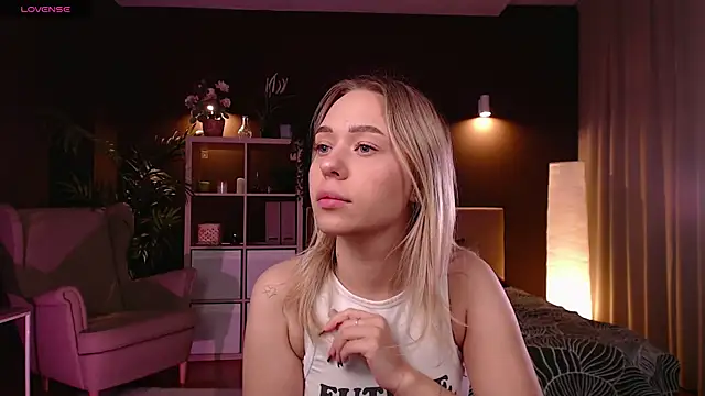 Snapshot of Pooja_Hegde chatting on October 15, 1:30 am Pooja Hegde online show from October 15, 1:30 am