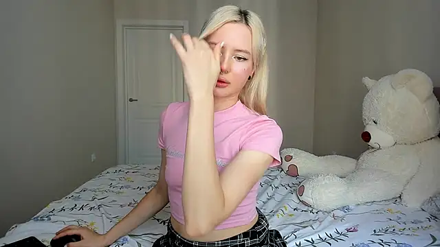 Lilly lllll online show from October 10, 10:20 am