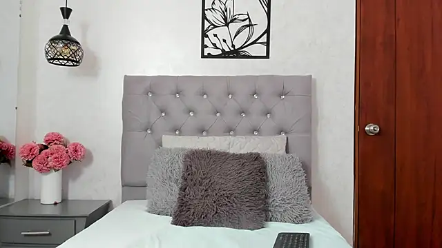 Snapshot of Emiily_cooper_x chatting on October 14, 2:30 pm Emiily cooper x online show from October 14, 2:30 pm