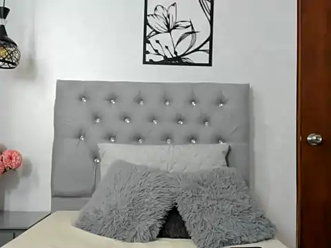 Snapshot of Emiily_cooper_x chatting on September 20, 2:26 pm Emiily cooper x online show from September 20, 2:26 pm