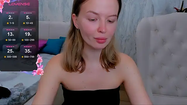 Snapshot of LaurennHill chatting on September 9, 12:10 am LaurennHill online show from September 9, 12:10 am