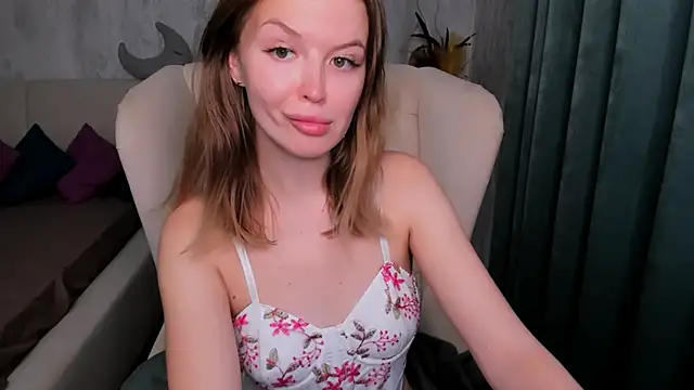 Snapshot of LaurennHill chatting on October 6, 12:38 am LaurennHill online show from October 6, 12:38 am
