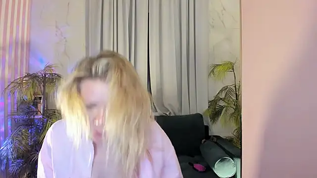 Julia Giulia online show from April 23, 1:35 pm