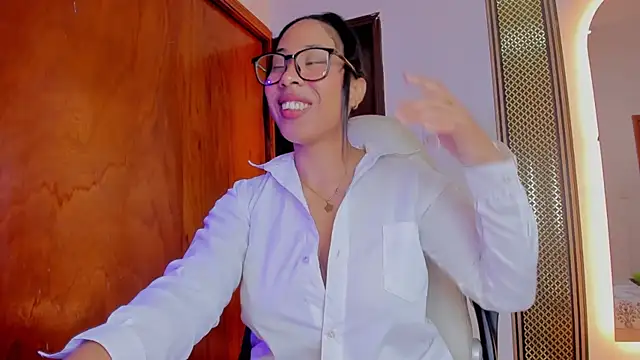 Elowen Clark online show from November 21, 8:44 pm