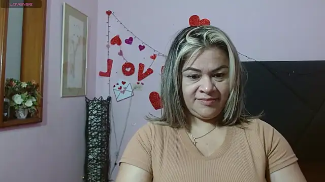 pamela echeverria online show from June 6, 11:49 am