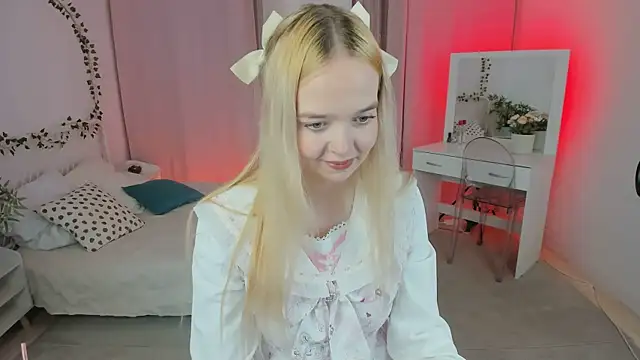 Snapshot of BellaMontgomery chatting on October 15, 10:01 pm BellaMontgomery online show from October 15, 10:01 pm