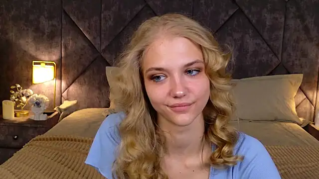 4example Chloe online show from April 18, 5:43 am