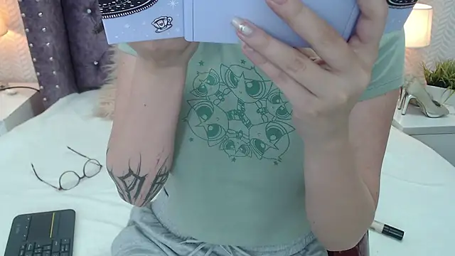 Snapshot of RavenLove_ chatting on September 28, 2:00 pm RavenLove online show from September 28, 2:00 pm