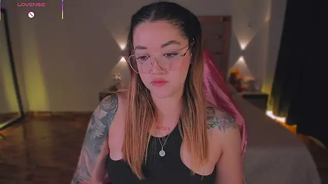 lunaarose online show from December 16, 4:18 am