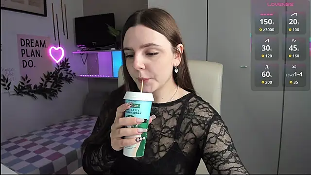 LiaWoow online show from October 10, 6:40 am