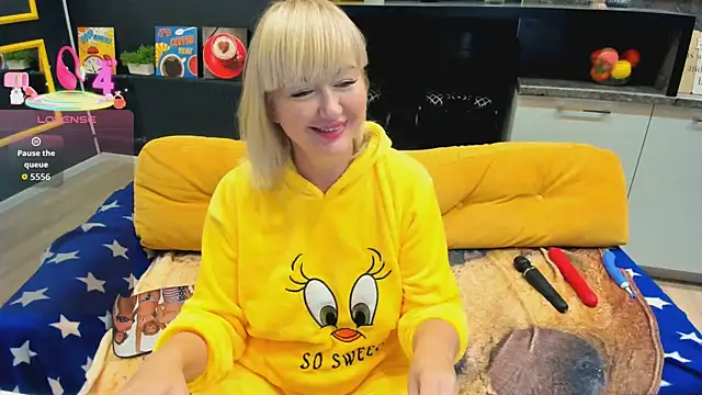 Snapshot of FlirtyMary chatting on September 24, 10:42 pm FlirtyMary online show from September 24, 10:42 pm