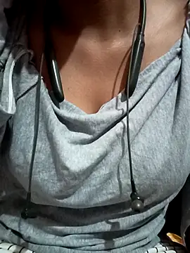 kaviyaponnu0987 online show from April 1, 9:01 pm