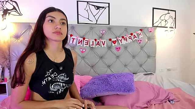 Naughty Couple83 online show from February 24, 8:07 pm