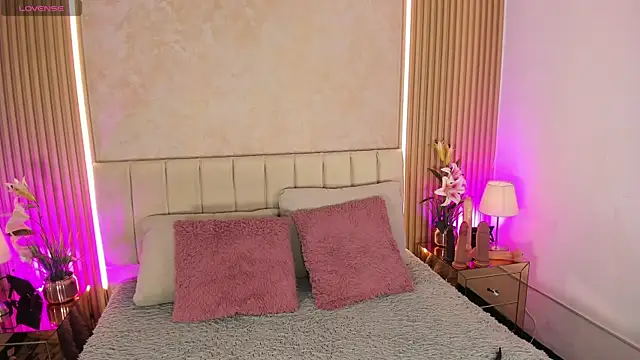 MaddyGray  online show from April 25, 6:05 pm