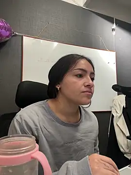 Alyha Cortes online show from February 10, 1:36 pm