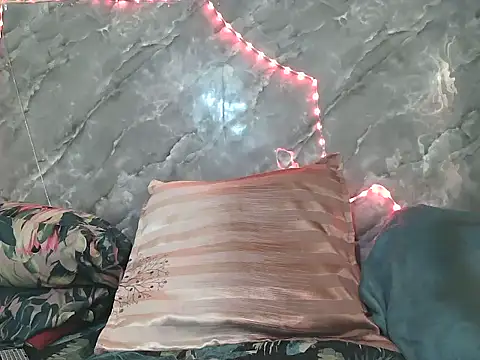 ZARIA-VIXEN online show from December 2, 11:45 am